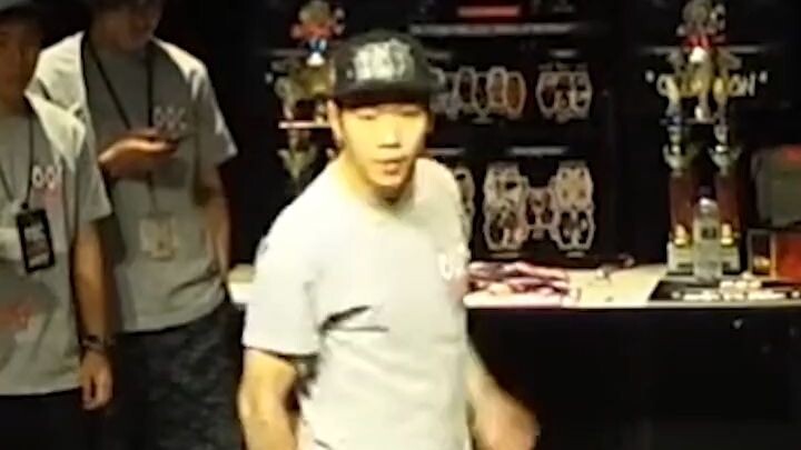 Kalah sampai cuma tinggal celana dalam.