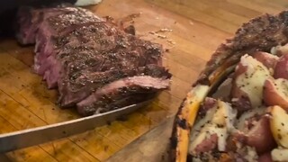 Steak iga utuh dengan kentang panggang di restoran California