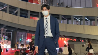 西装男子舞动大阪梅田