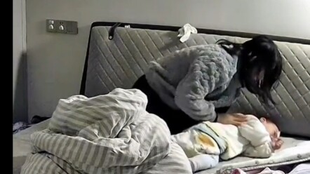 Orang tua dengan demam 39°C merawat bayi yang demam 40°C; si bayi mengalami kejang dan tubuhnya berg