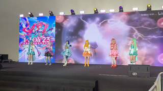 رقصة متتالية للأغاني الرئيسية لـ "شفرة البروج" و"ساحرة بارا بارا الصغيرة" في معرض بكين IJOY23 للكومي