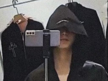 เมื่อครั้งที่มีการถ่ายทอดสดในโรงแรม แม่ของแขกรับเชิญก็ตามมาถึงโรงแรม แต่ก็แน่นอนว่านั่นเป็นแค่เอฟเฟก