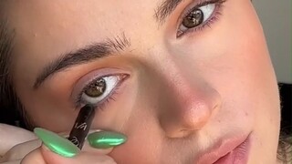 هل من الممكن أن تكون جمال شخص ما بعد وضع المكياج يعود إلى كونه جميلًا بالفعل دون مكياج؟