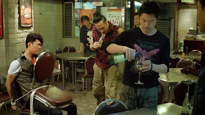 A Triad gangster goes undercover and even hits on a wealthy girl, only to get beaten up in the end.
