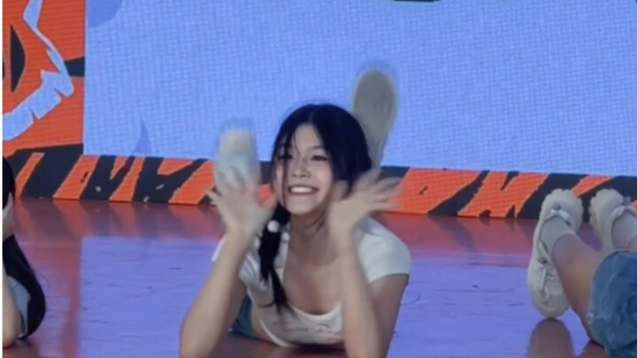 متلازمة الفتاة المحظوظة – لقطات مباشرة لـ ILLIT: الفتاة المحظوظة