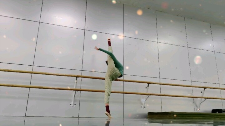 Dance students’ daily practice~ My legs look long and soft from this angle!