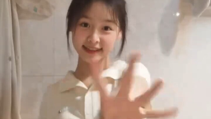 Siswi SMA yang Imut dan Menggemaskan