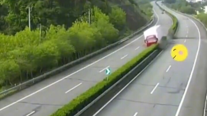 Truk tronton lepas kendali di jalan tol berubah jadi ular raksasa, ‘melahap’ sepanjang 10 meter area