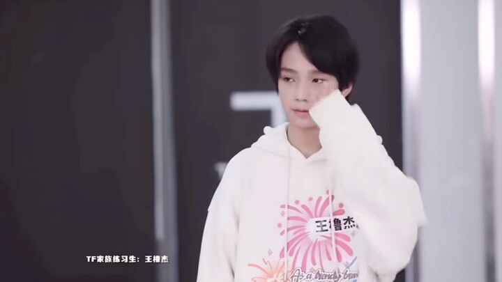 على مسرح تيانما، كل من لديه عين يستطيع بسهولة معرفة من يرقص أفضل، لكنهم يصرّون على المقارنة والتسقيط