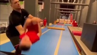 Selama latihan senam, para pelatih sigap menyelamatkan orang, nyaris saja terjadi!
