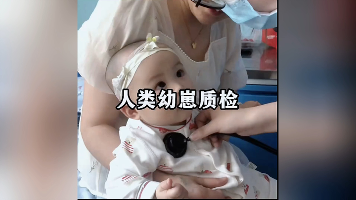 ลูกรักตัวน้อยในอ้อมกอดพ่อแม่ กลายเป็น “ของเล่นชิ้นจิ๋ว” ในมือหมอ คุณหมอกล่าวว่า: “ผมเป็นมืออาชีพนะ”
