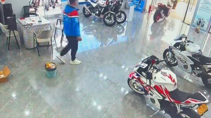 เรื่องราวสุดพิสดารที่ร้านจำหน่ายรถจักรในไคลี่ แคว้นกุ้ยโจว