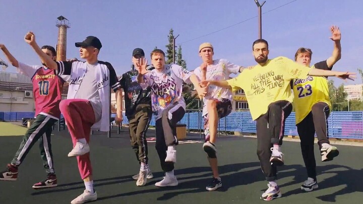 Tarian yang koreografinya super mulus dan tepat sasaran! Pria tampan Ukraina, Nikita Gorbunov, mengk