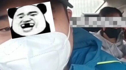 Hành khách nũng nịu khiếu nại trên taxi