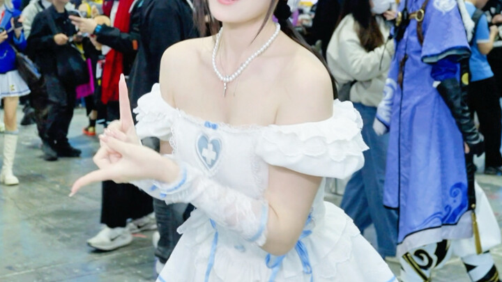 Jarang-jarang datang ke acara komik! Yuk, kita joget aja [tv_smile]