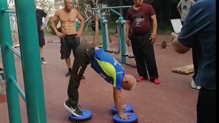 Apakah para kakek di taman sudah sampai begitu berkompetitif?
