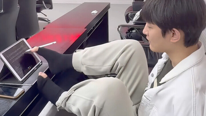 หลังจากสูญเสียแขนทั้งสองข้าง ก็ฝึกให้เท้ากลายเป็นมือแทน
