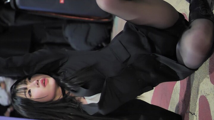 No Plans Today, Listening to Music at the Entertainment Venue: SPARKY – LE SSERAFIM’s “SPAGHETTI”