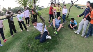 troll khóa chân dưới gốc cây