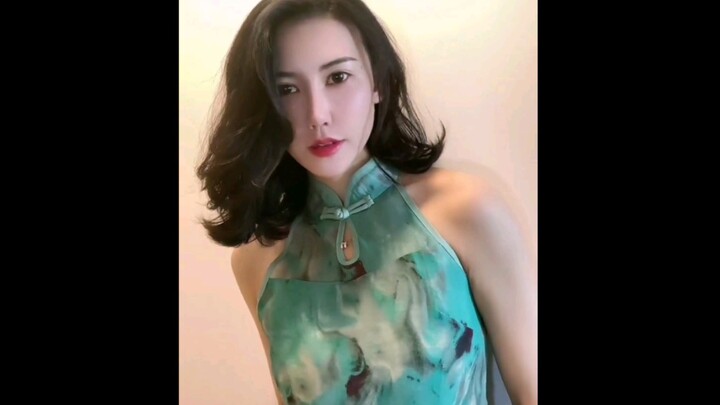 Tomat 907, wanita dewasa elegan nan cantik, juga seorang ibu