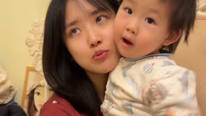 Mẹ hiền giữ vững tuyến giữa, con thơ nương tựa bên mình.