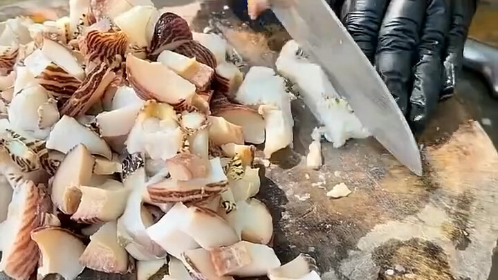 The moment the coconut snails hit the pan, my brain just shut down—I’m wasting seafood and oil!