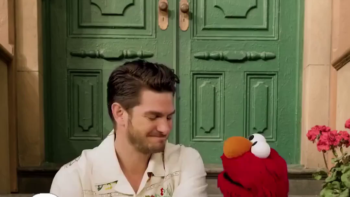 “Garfield bật khóc nhớ mẹ trên Sesame Street: Nỗi nhớ là món quà vừa buồn vừa đẹp”