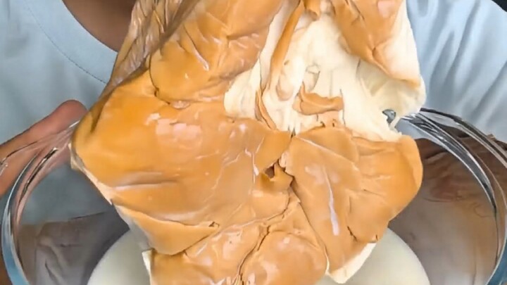 Menenggelamkan diri sambil minum roti～