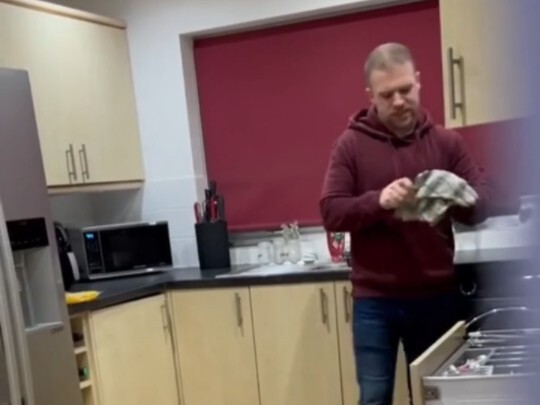 Mengapa begitu takut……