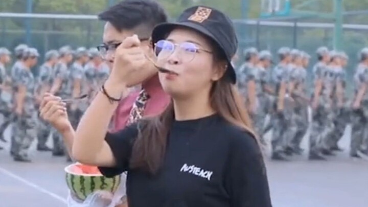 "Năm học đã bắt đầu và các anh chị khóa trên lại cười chúng ta!"