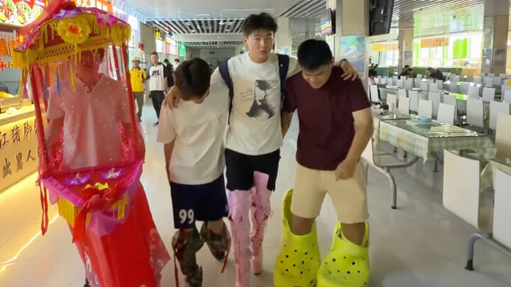 ซื้อรองเท้าให้กันและกันกับรูมเมตแล้วไปเรียน