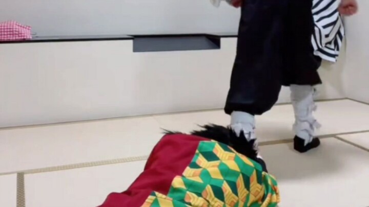 Yuyong: Inosuke, jangan pergi, ayo tetap di sini dan main sama aku, ya~