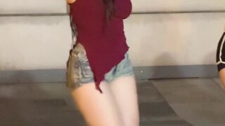 【Howling—stellar】I passed by and took a photo of a dancing girl. Does anyone know who she is?