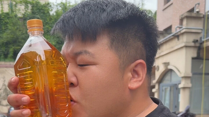 أشرب زجاجة ماء كبيرة دفعة واحدة، أليست هذه مهارة؟ #تقييم #كشف_الخدع #شرب_الماء