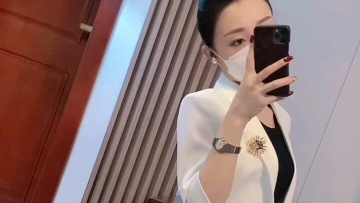 ฉินฉินเล่นรองเท้า