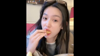 异地的吃货女友给我打视频电话