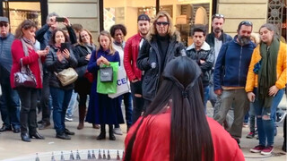 المشي في السوق ومشاهدته، ولعب لعبة "السوق" في شوارع فرنسا، كلمتين فقط: حيوي!