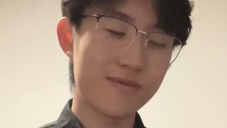 Menampilkan bakat saat Tahun Baru Imlek di rumah: