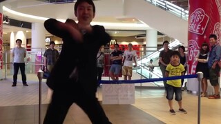 Seorang pria bersemangat yang menari Daisuke setelah pulang kerja [Evolusi Tari]