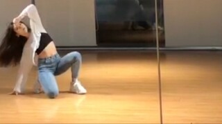 ฉันยกเสื้อผ้าขึ้นแล้วถามคุณว่า "ตัวคุณหอมไหม" เกาหลีใต้ Elva Hsiao ANS – พูดชื่อของฉัน การเต้นรำระดั