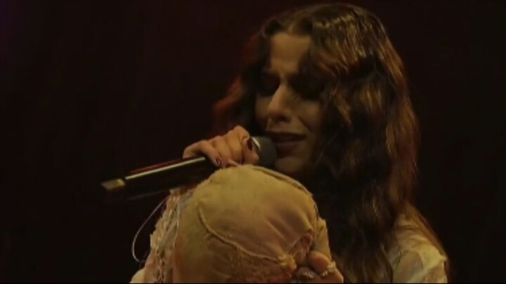 Marina Sena rasga boneco de pano ao cantar sobre término em show