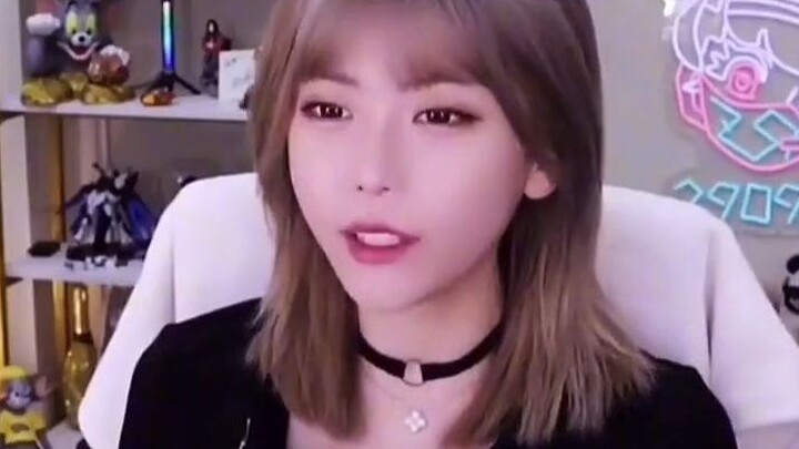 Sis Zhou was up early to use the restroom when an earthquake hit. The toilet started shaking right u