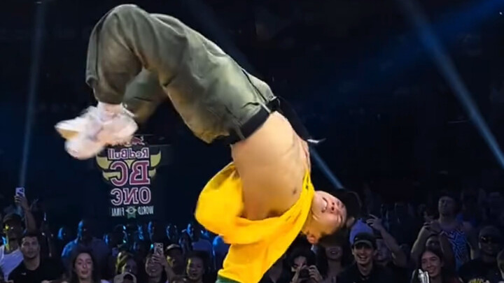 King-level street dance, this guy's moves are too strong