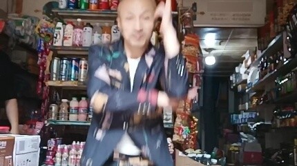 Husband and wife cooperate to guard the store #whistle hand-shaking dance ❤