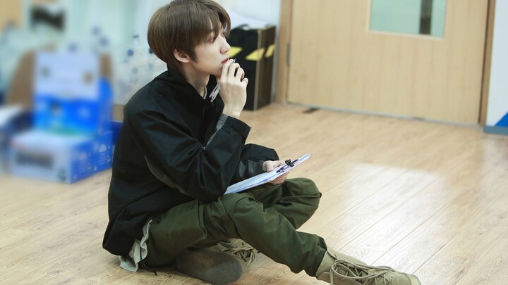 [Seo Myung-ho] Am I seeing this right? Is he practicing dance all by himself in the hallway?