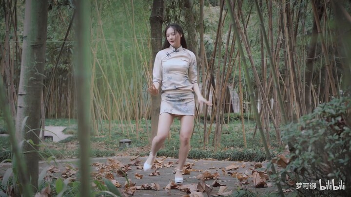 Mộng Khả Ngự – Sườn xám nhẹ nhàng uyển chuyển