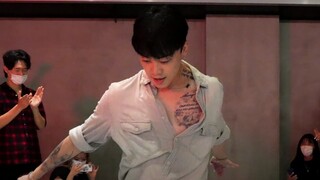 =Wootae Focus= The pattern on the left chest is so beautiful. It’s the first time I see it. Four ver