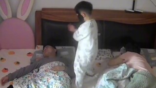 Khi bố ngủ ngáy to như tiếng động cơ xe máy, con trai đá chân cũng vô dụng, đành phải đeo mặt nạ đen