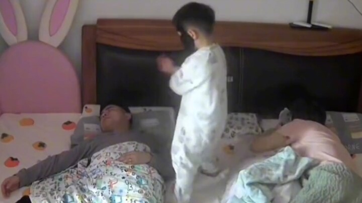 爸爸睡觉时打呼噜声响似摩托车发动，儿子脚踹无用，戴上黑色面具吓醒老爸