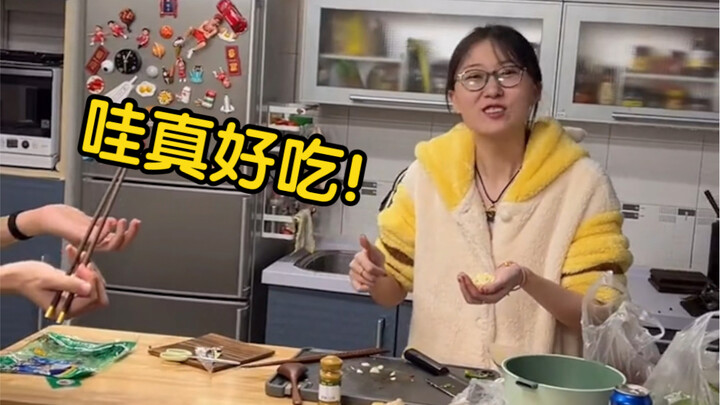 Sobat-sobat, daging tumis muda dengan sambal hijau plus bubur panci tanah liat itu mantap banget! En